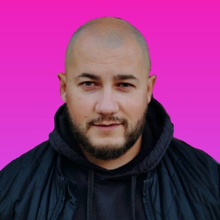 Психолог читающий по ладоням