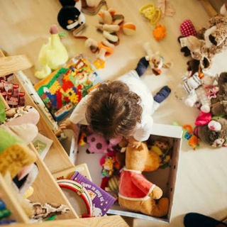 Brincadeiras e jogos infantis brincando em casa