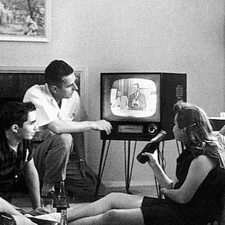 бумеры смотрят телек